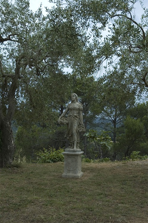 Statue en pierre saison automne