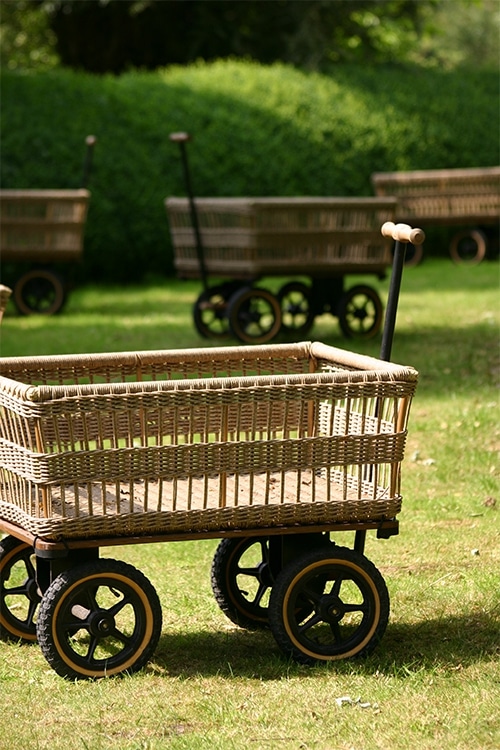 Wagon Cart Les chariots de jardin facilitent le transport du bois